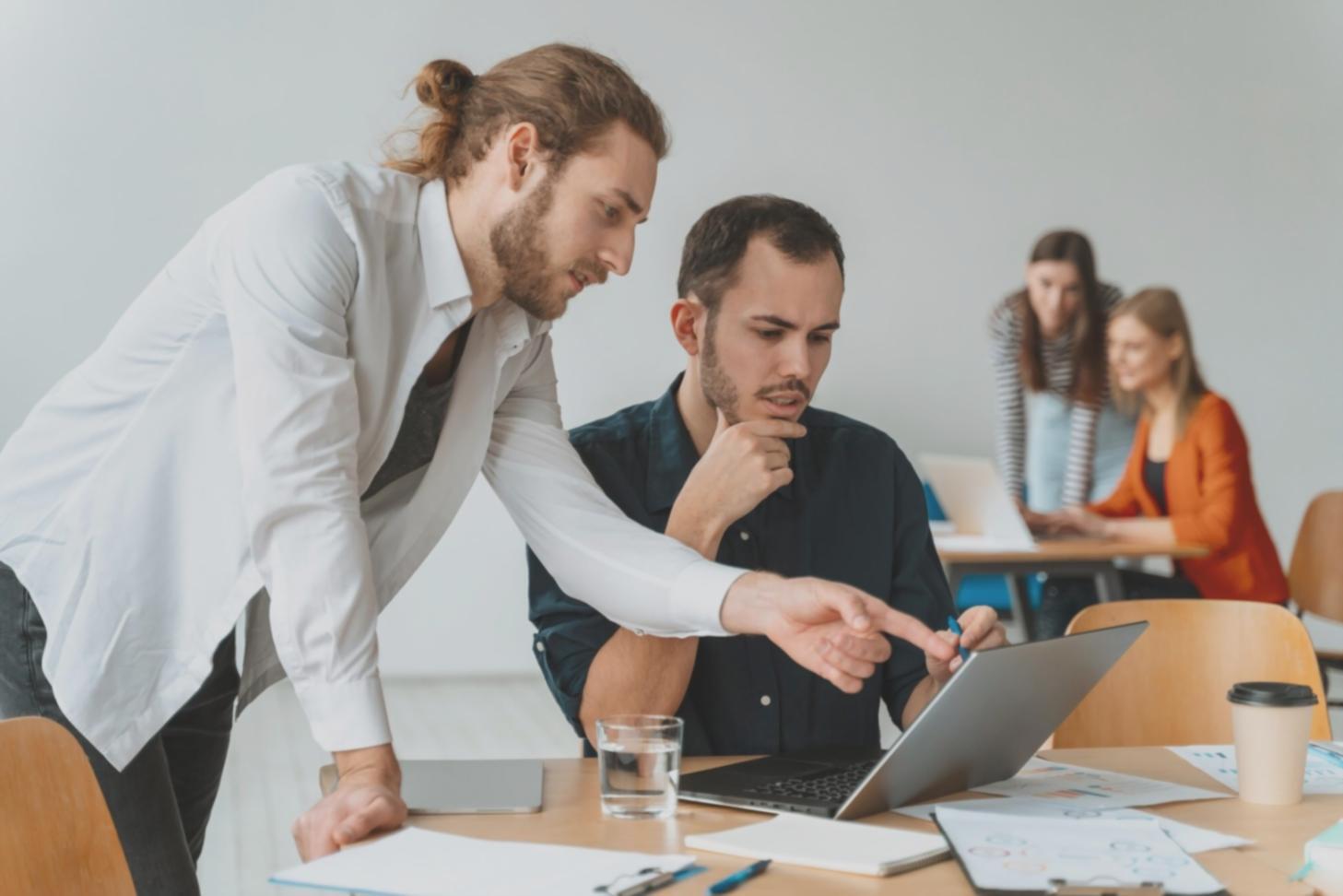 Gruppe von Finanzexperten diskutiert Budgetanalyse in modernem Büro