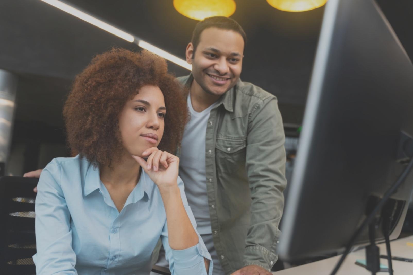 Excel Dashboard für Budgetanalyse mit verschiedenen Diagrammen und Kennzahlen